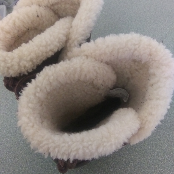 Brown UGG boots - Picture 3 of 5